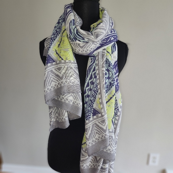 Stella and dut Accessories - Stella and dot Gray and Blue Patterned Scarf